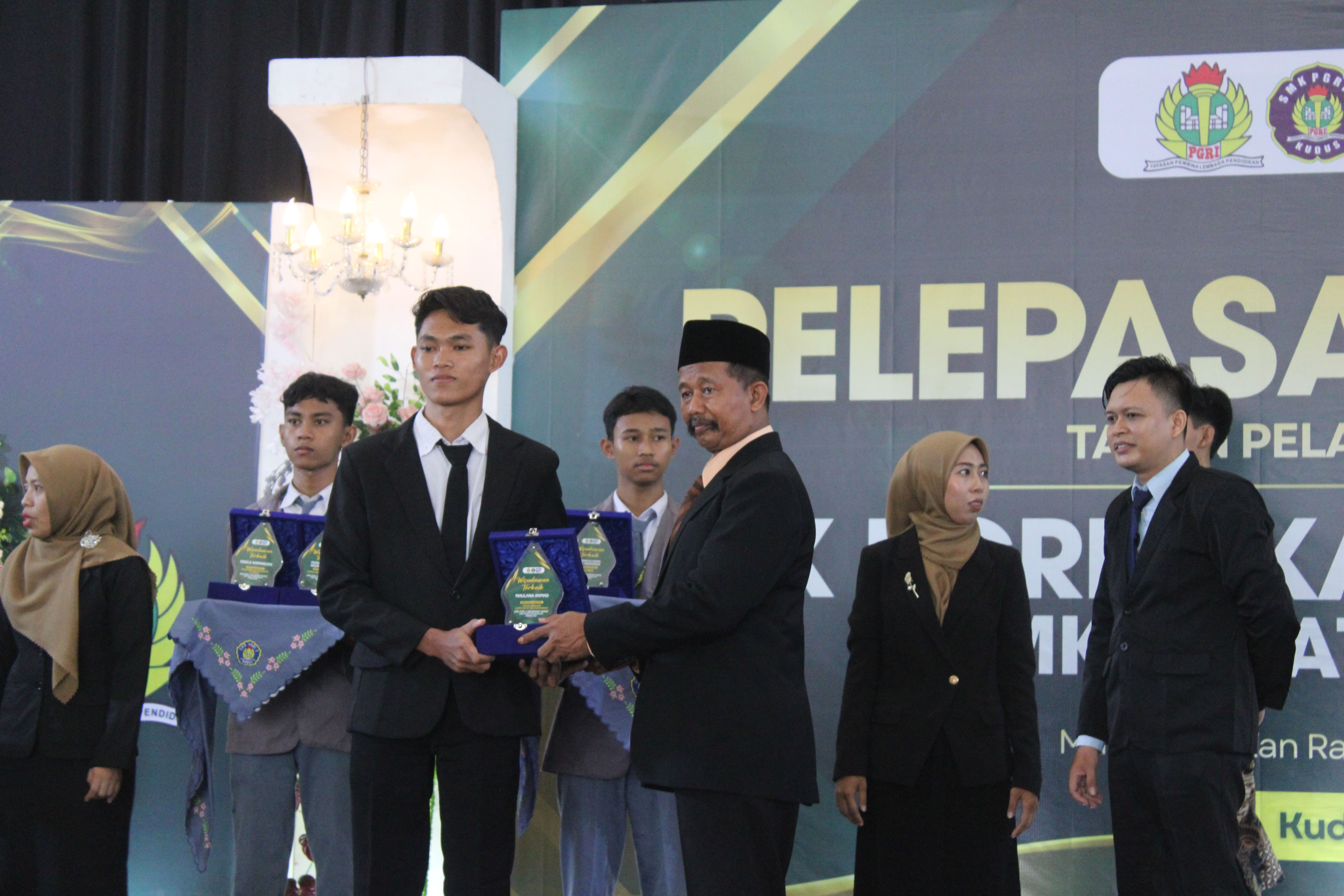 Wisudawan Terbaik di Pelepasan Kelas XII Tahun Pelajaran 2025/2026